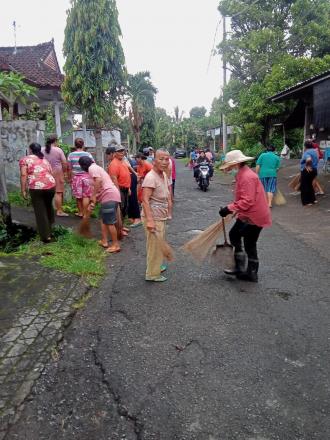 GOTONG ROYONG DISEPANJANG JALAN DESA TIRTASARI